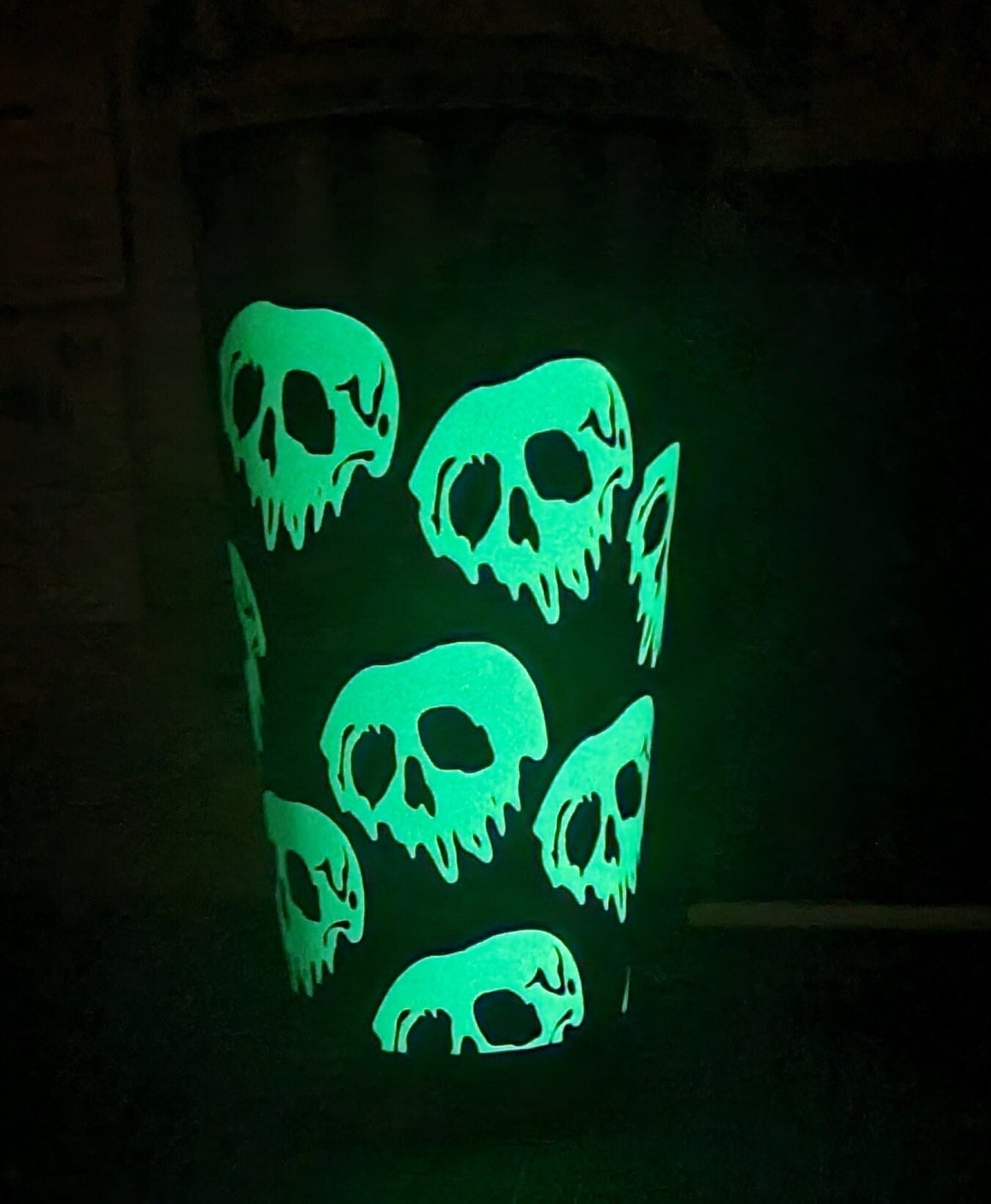 https://www.neuroversecreations.co.uk/cdn/shop/products/poison-apple-glow-in-the-dark-24oz-cold-cup-pale-green-and-florescent-green-Starbucks-cup-tumbler-with-lid-and-straw-frosted-clear-cup-neuroversecreations-879.jpg?v=1668888788&width=1445